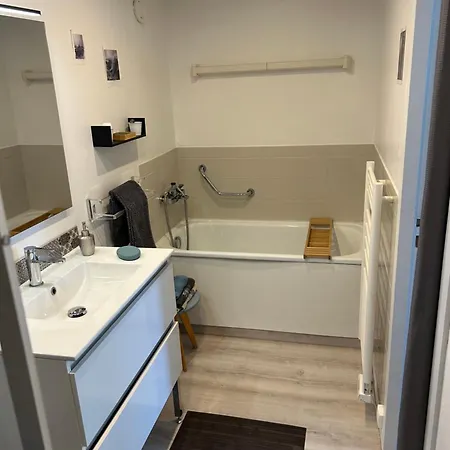 : T2 Tres Proche Au Calme アパート